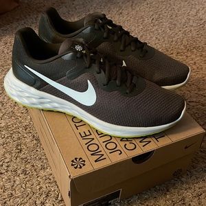 Mens size 11 Nike Revolution 6 Sneakers New in box